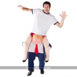 disfraz a hombros de donald trump