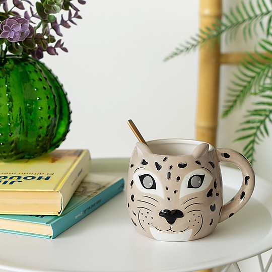 taza con diseño de leopardo